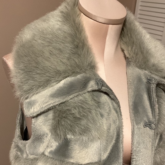 RLZ Gray Faux Fur Vest Size XS, Two Front Pockets. Hook Closure- Like New. - Picture 9 of 12